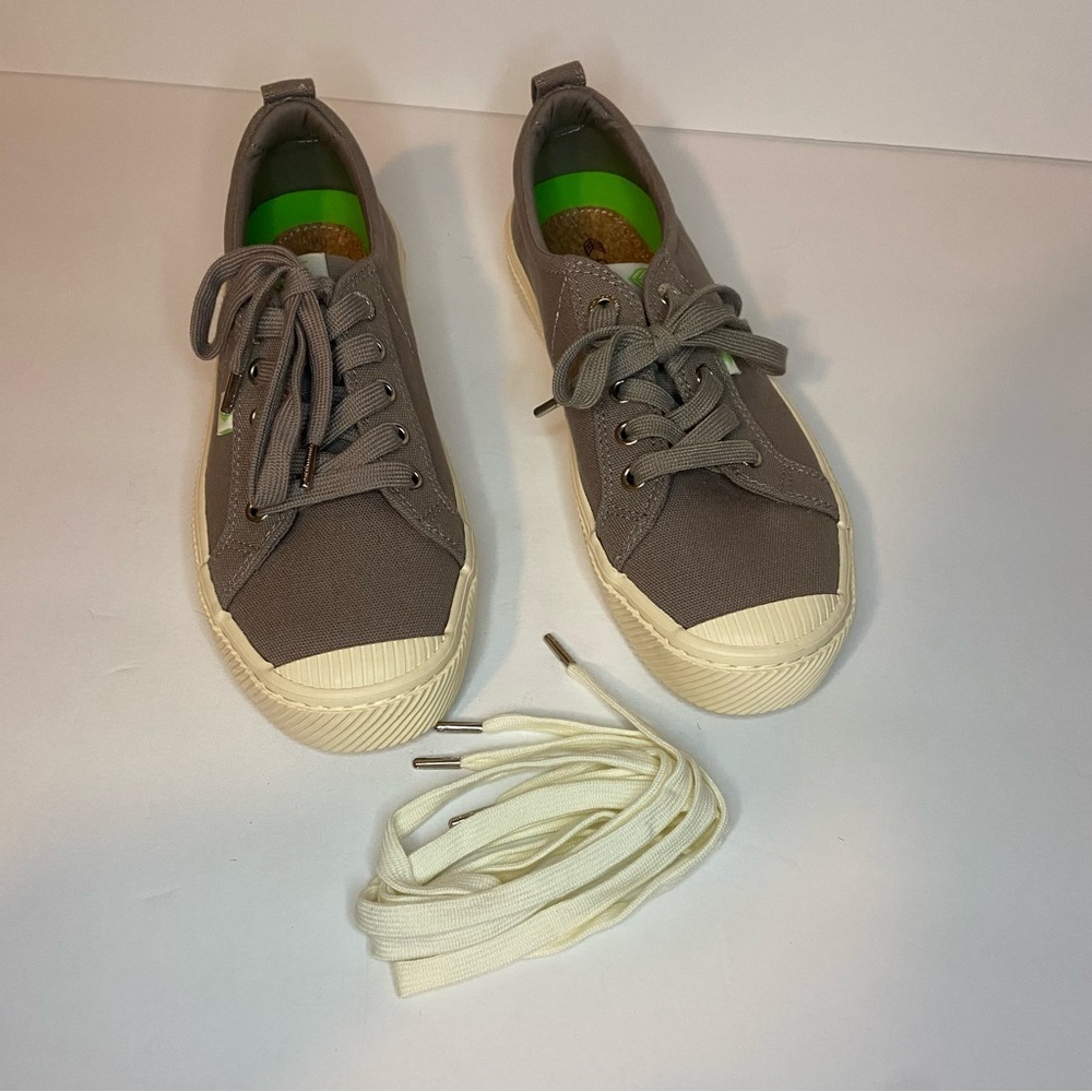 Cariuma Gray Oca Low Top Sneakers